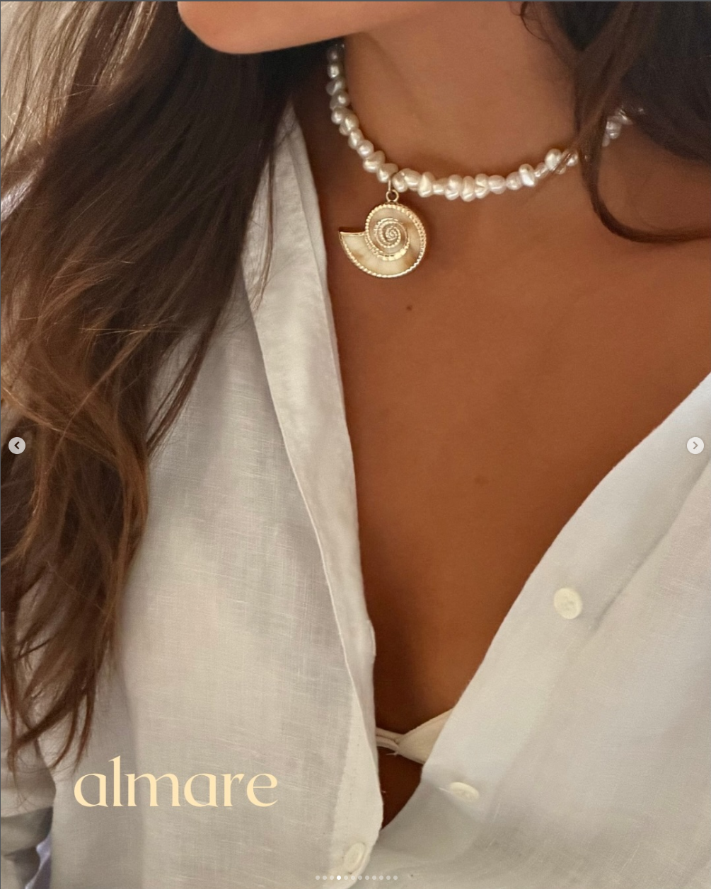 Close de colares almare em marrom chocolate com pingente de concha